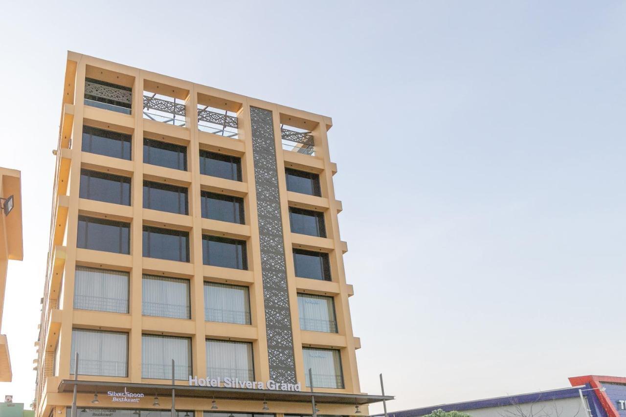 Hotel Silvera Grand Ahmedabad Ngoại thất bức ảnh