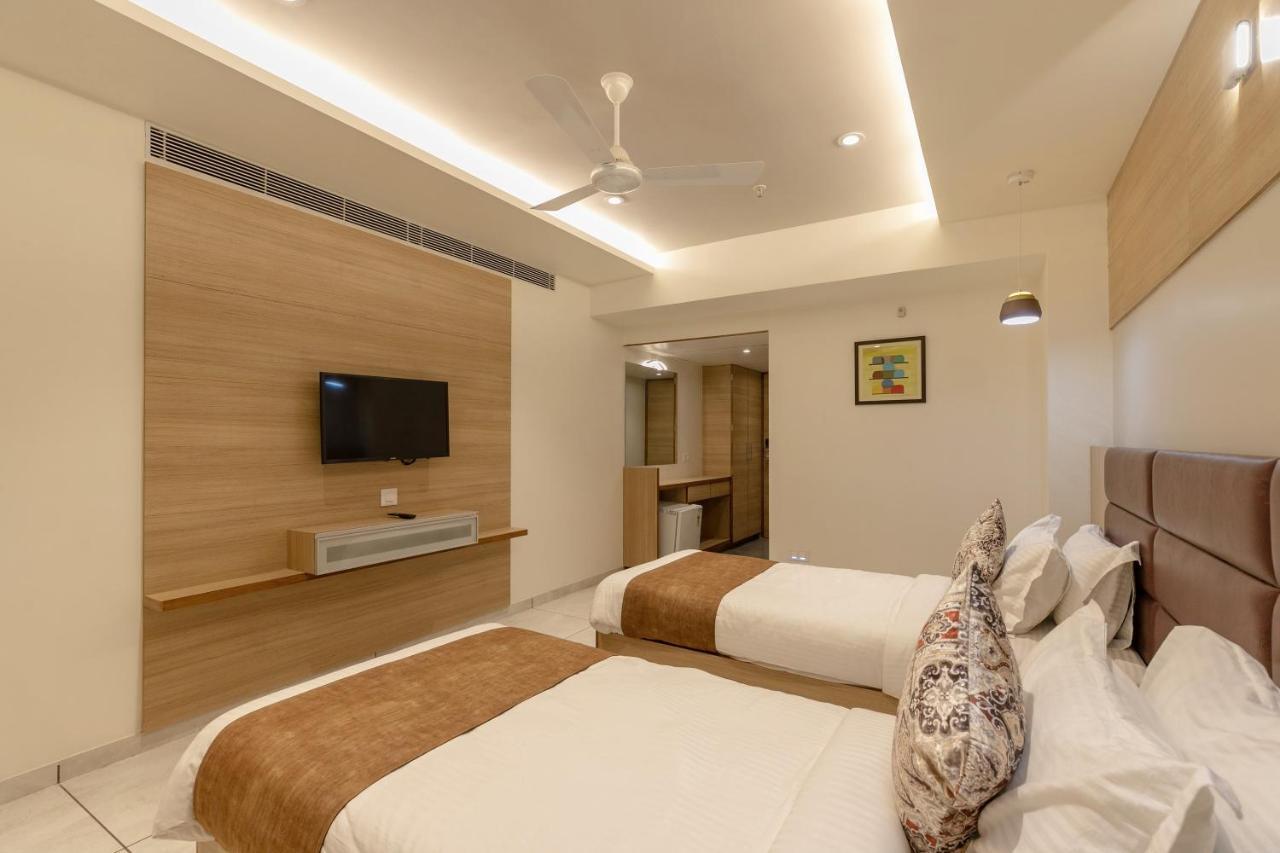 Hotel Silvera Grand Ahmedabad Ngoại thất bức ảnh
