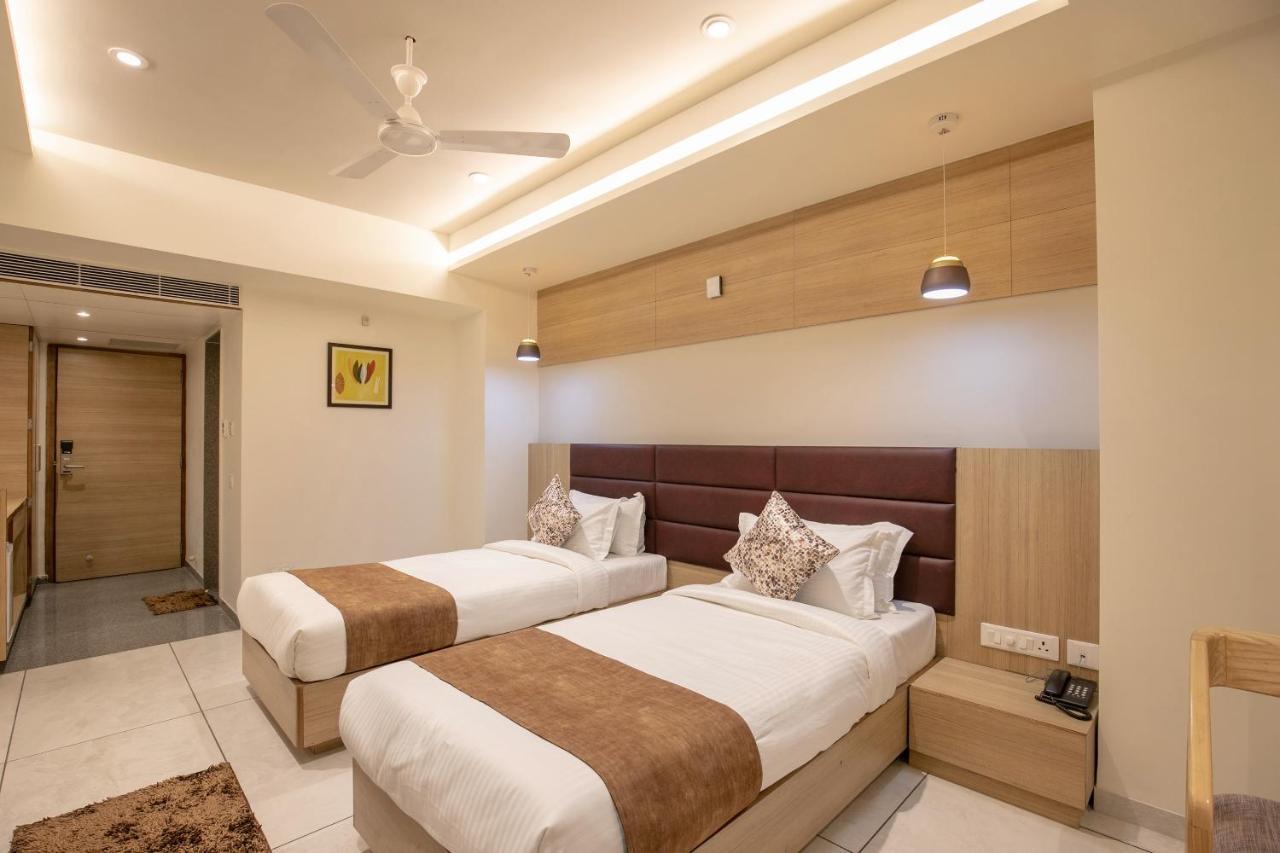 Hotel Silvera Grand Ahmedabad Ngoại thất bức ảnh