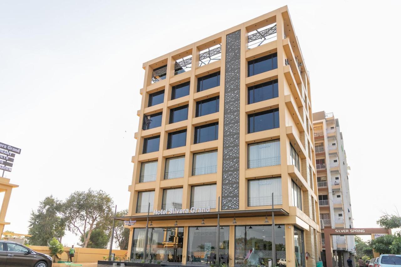 Hotel Silvera Grand Ahmedabad Ngoại thất bức ảnh