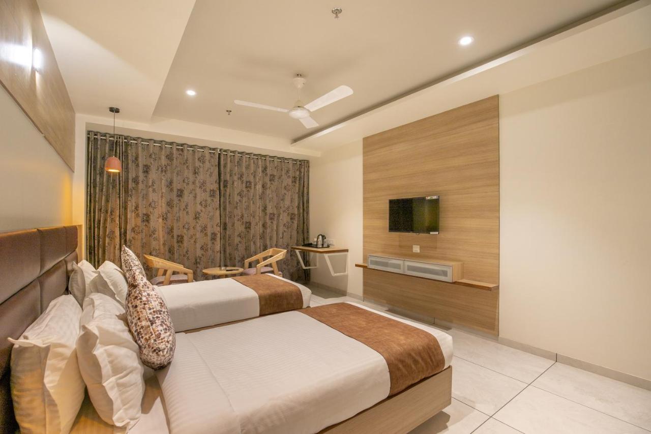 Hotel Silvera Grand Ahmedabad Ngoại thất bức ảnh