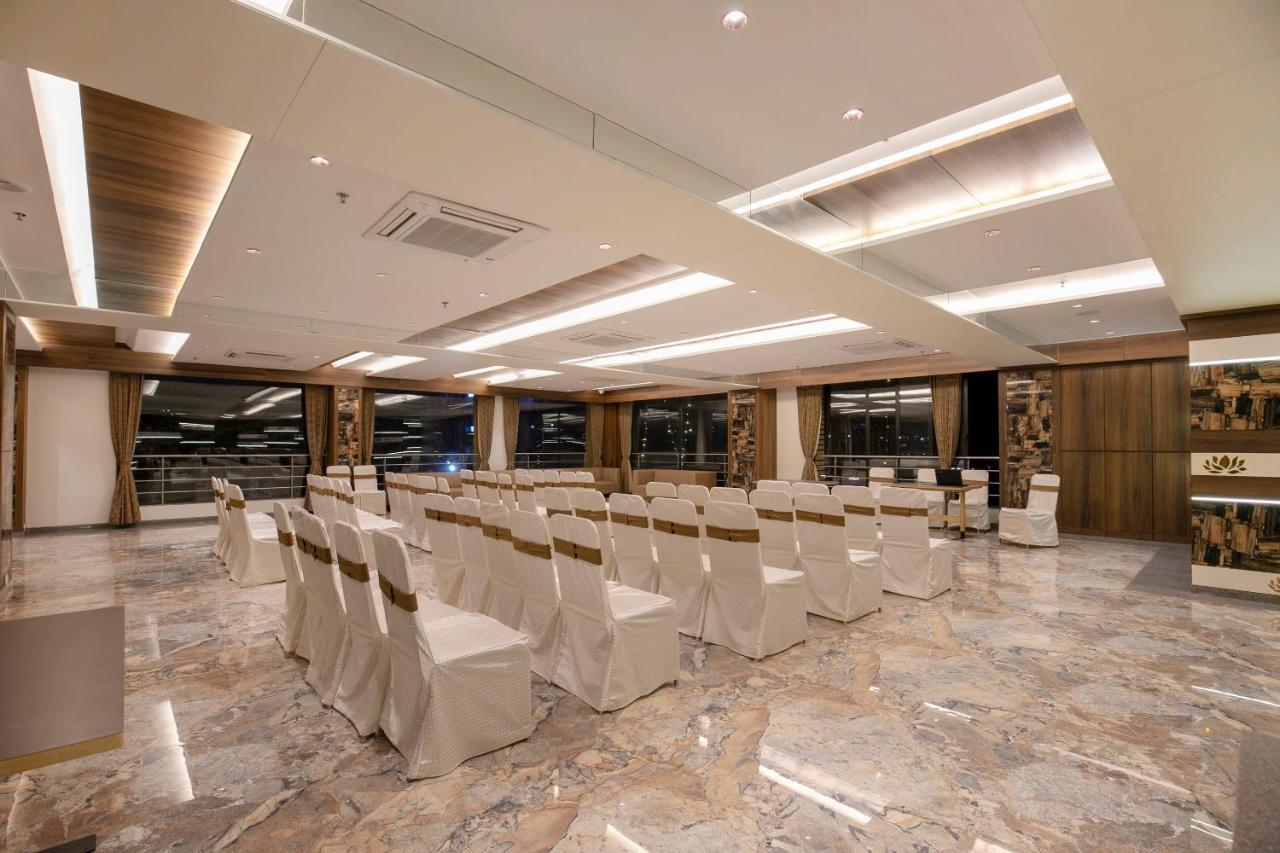 Hotel Silvera Grand Ahmedabad Ngoại thất bức ảnh