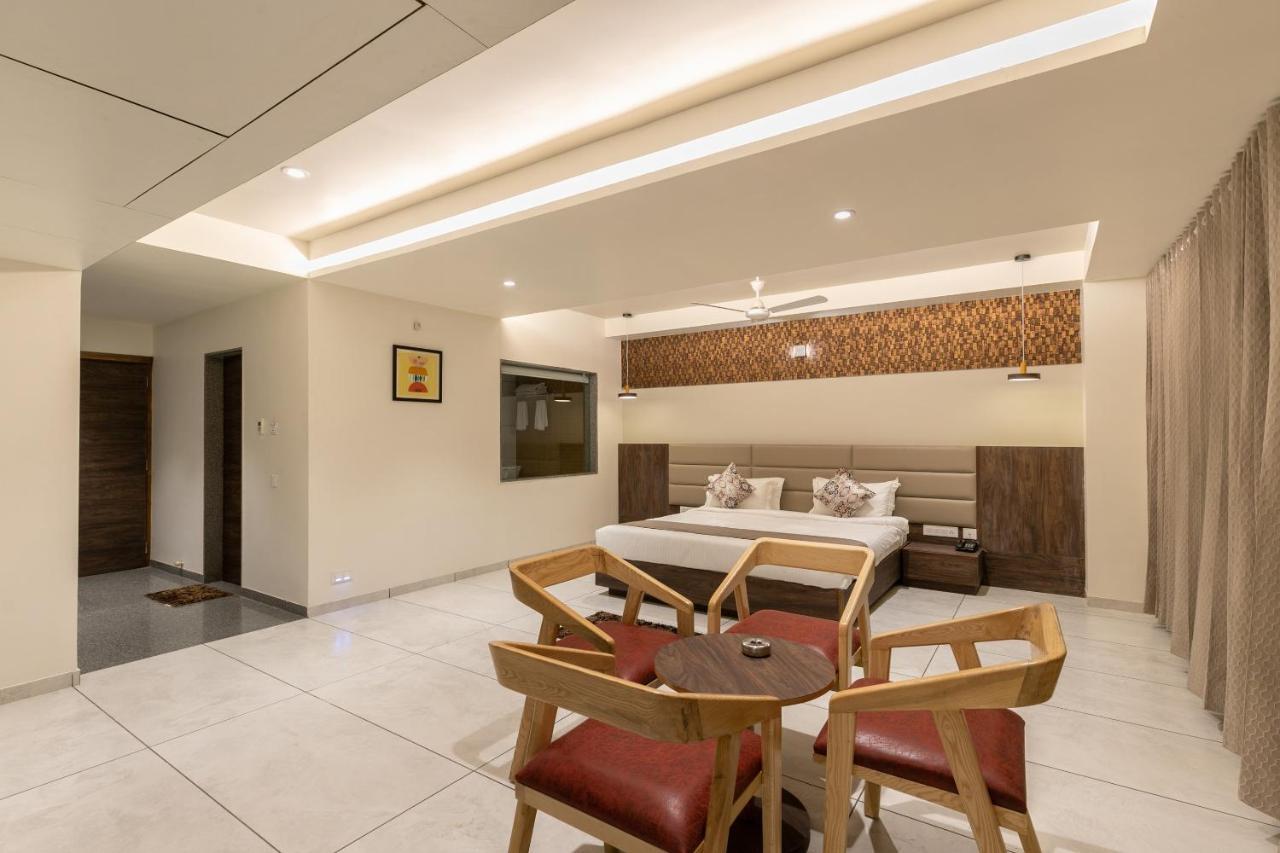 Hotel Silvera Grand Ahmedabad Ngoại thất bức ảnh