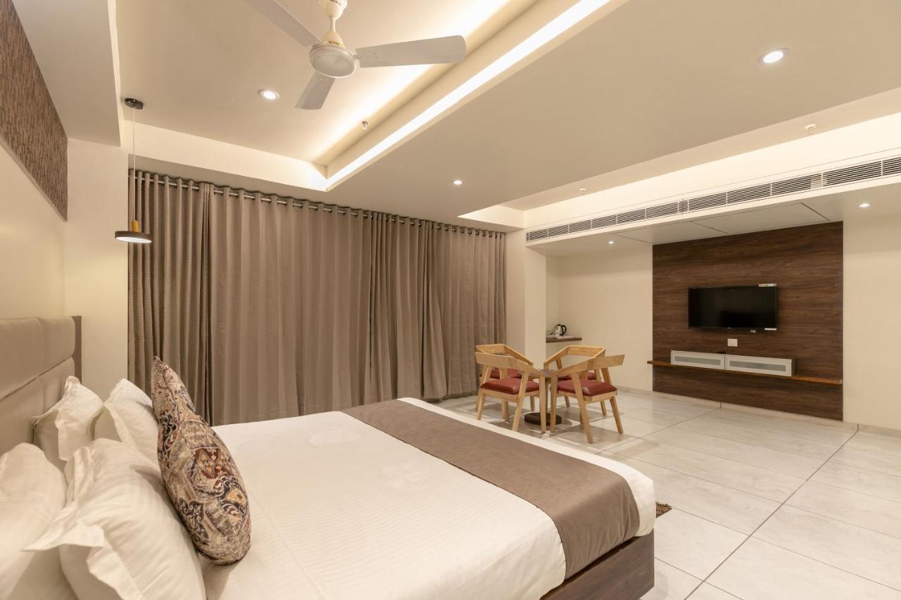 Hotel Silvera Grand Ahmedabad Ngoại thất bức ảnh