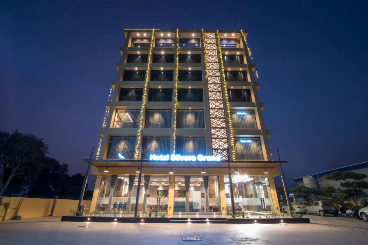 Hotel Silvera Grand Ahmedabad Ngoại thất bức ảnh