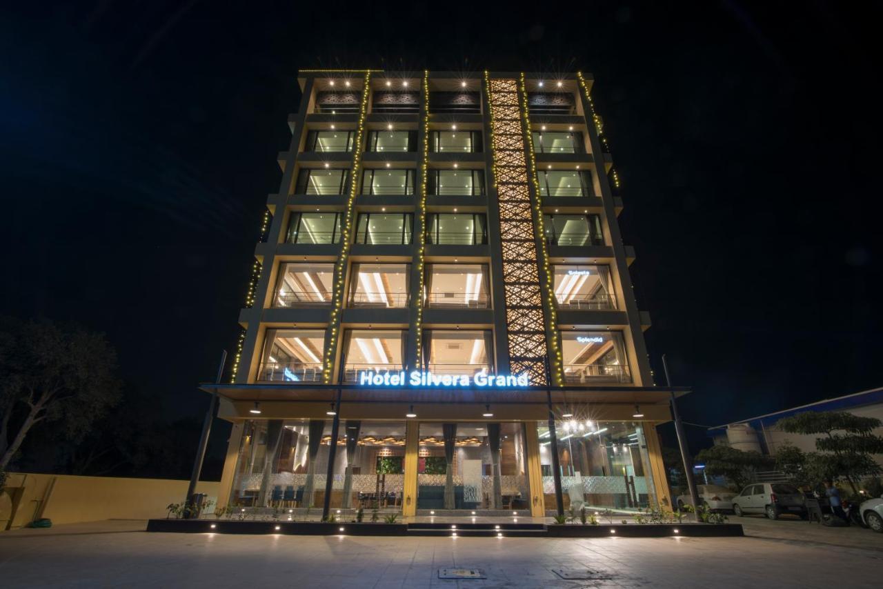 Hotel Silvera Grand Ahmedabad Ngoại thất bức ảnh