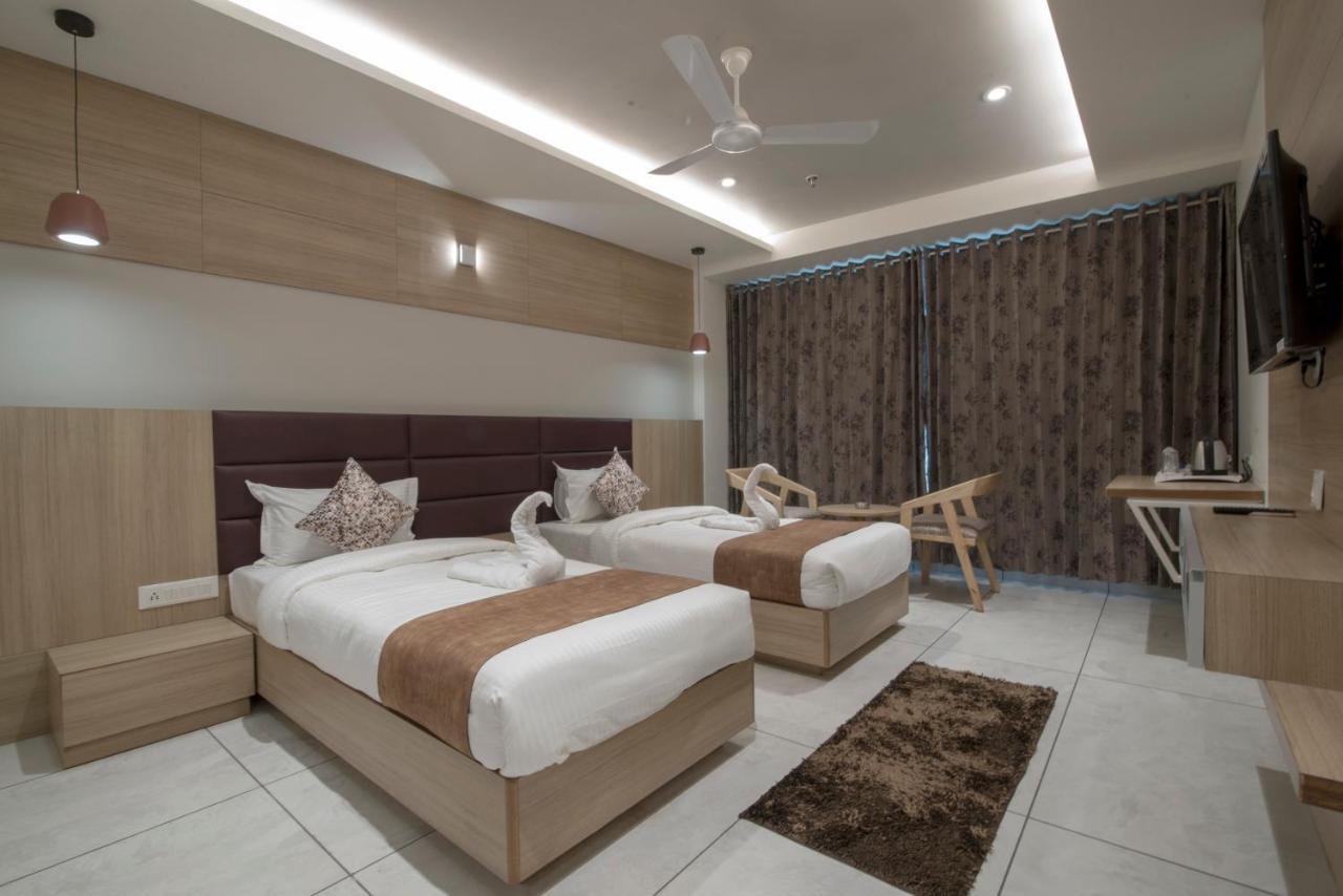 Hotel Silvera Grand Ahmedabad Ngoại thất bức ảnh
