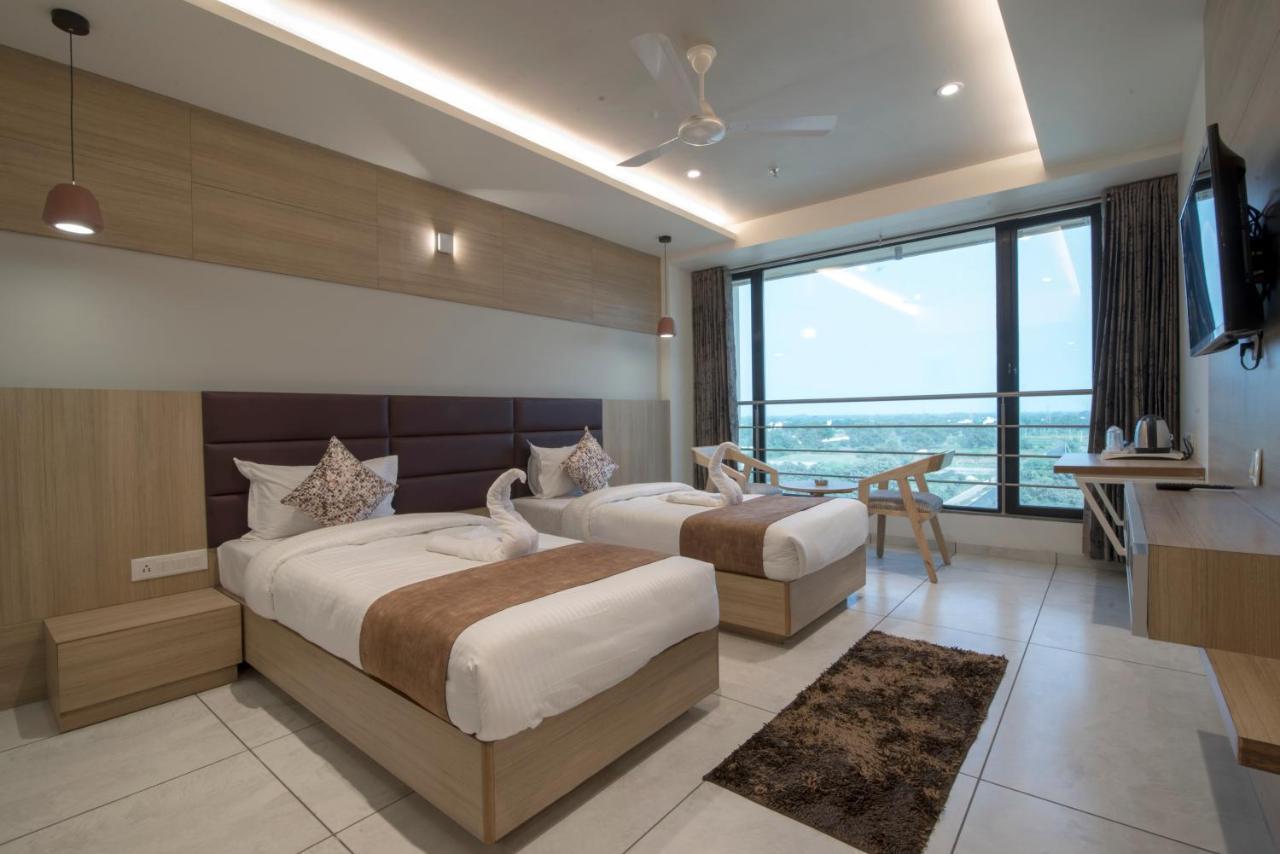 Hotel Silvera Grand Ahmedabad Ngoại thất bức ảnh