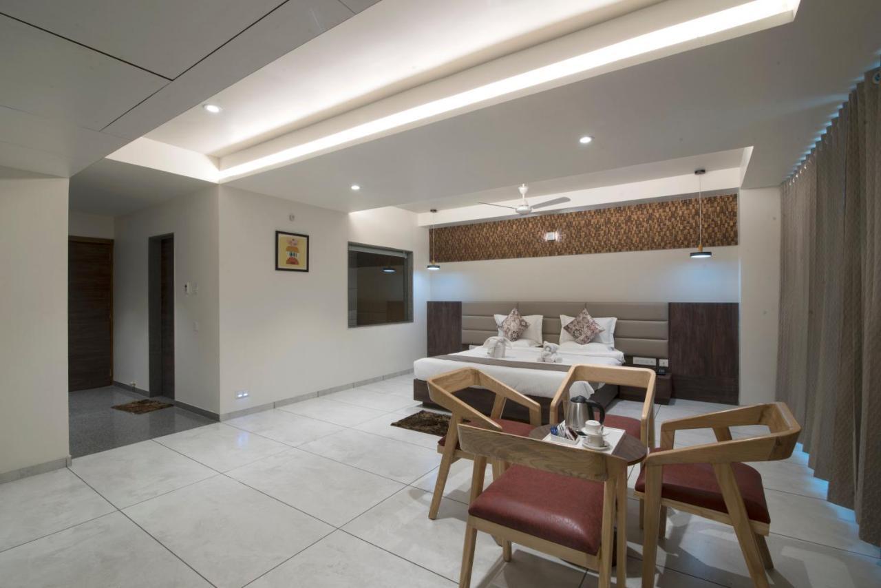 Hotel Silvera Grand Ahmedabad Ngoại thất bức ảnh