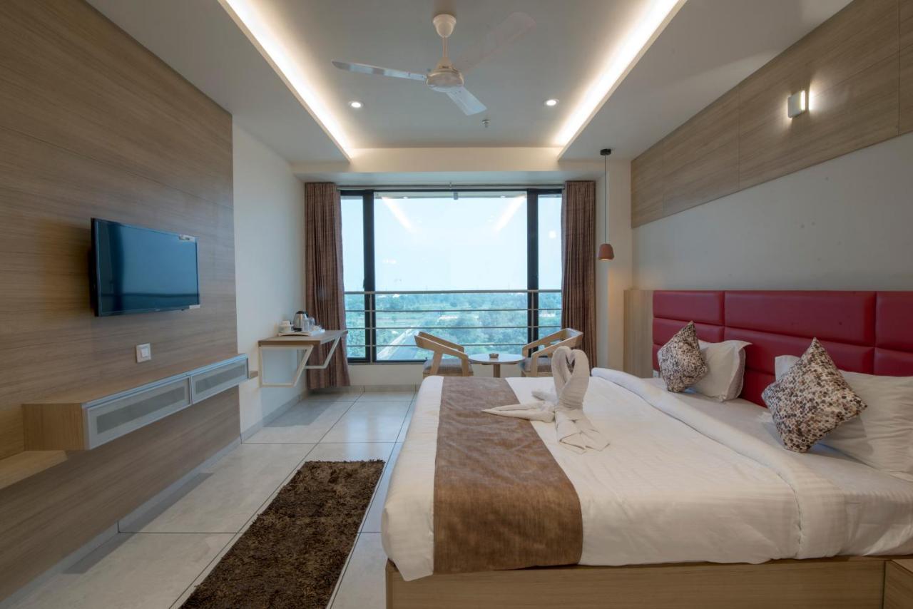 Hotel Silvera Grand Ahmedabad Ngoại thất bức ảnh