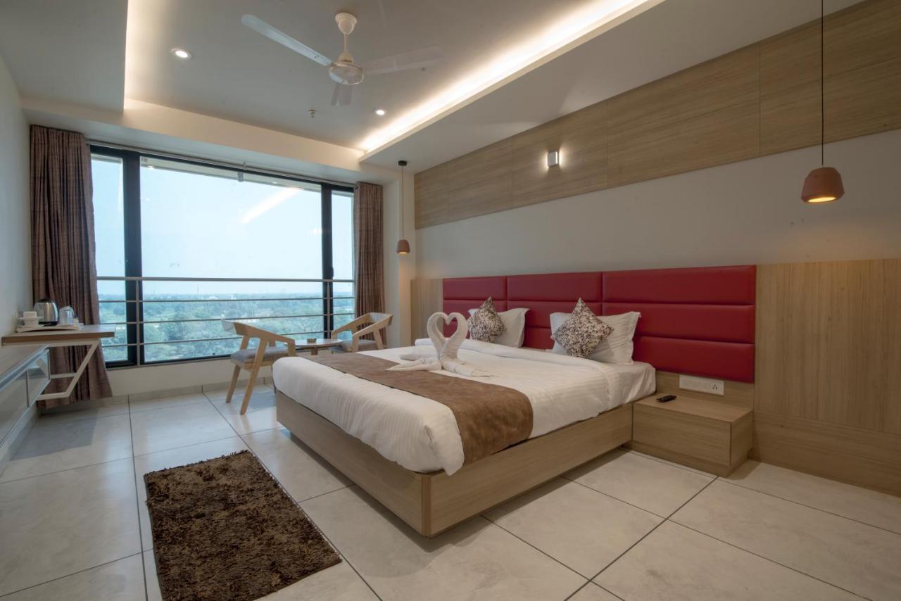 Hotel Silvera Grand Ahmedabad Ngoại thất bức ảnh
