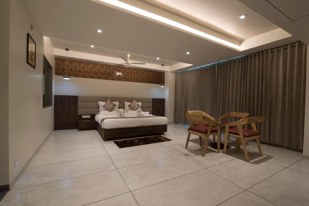 Hotel Silvera Grand Ahmedabad Ngoại thất bức ảnh